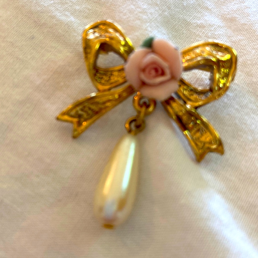 525 Vintage Bow Pink Bisque Rose Dangling Pearl 1960s BroochStyle Of Florenzs 8$